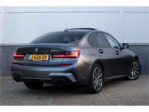BMW 3 Serie 330e High Ex M-Sport Frozen / Glazen dak / Adaptief onderstel / Electrische stoelen / ActivLease financial lease