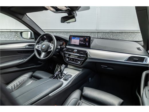 BMW 5 Serie Touring 530i High Executive M-Sport 20inch / Bernina Grau / Pano / Camera / Laser ActivLease financial lease