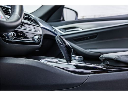 BMW 5 Serie Touring 530i High Executive M-Sport 20inch / Bernina Grau / Pano / Camera / Laser ActivLease financial lease