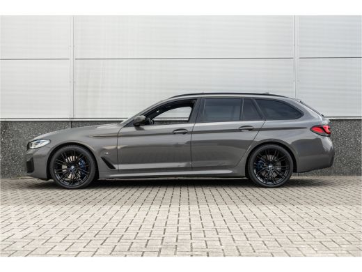 BMW 5 Serie Touring 530i High Executive M-Sport 20inch / Bernina Grau / Pano / Camera / Laser ActivLease financial lease