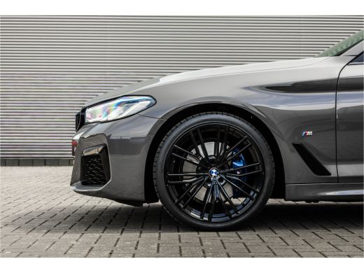 BMW 5 Serie Touring 530i High Executive M-Sport 20inch / Bernina Grau / Pano / Camera / Laser ActivLease financial lease