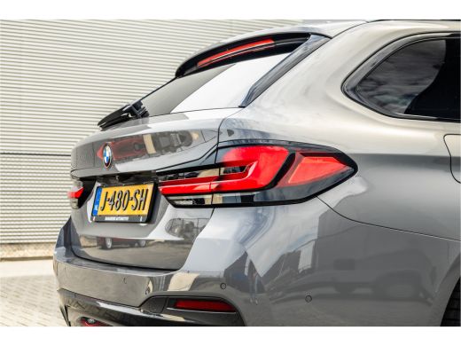 BMW 5 Serie Touring 530i High Executive M-Sport 20inch / Bernina Grau / Pano / Camera / Laser ActivLease financial lease