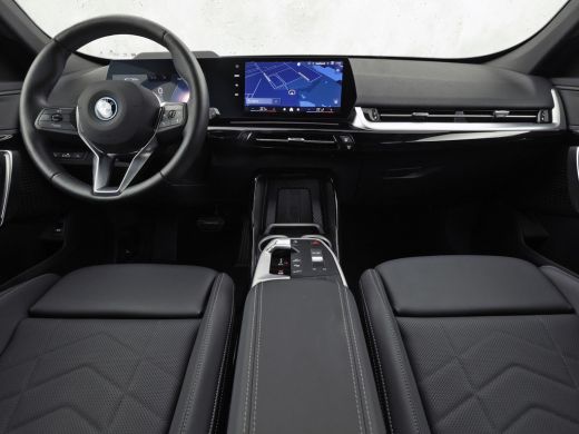 BMW X1 xDrive25e Sport Automaat 245Pk (APPLE CARPLAY, HEAD-UP DISPLAY, 360 CAMERA, GETINT GLAS, LEDER, S... ActivLease financial lease