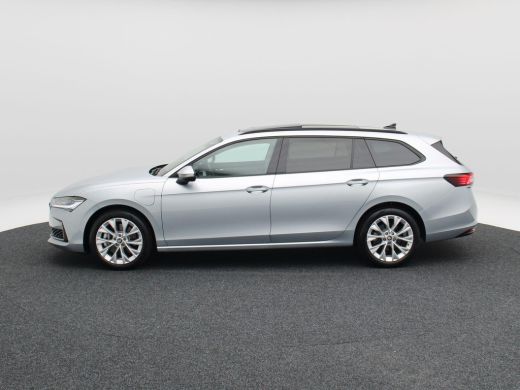 Skoda Superb Combi 1.5 TSi 204 Pk PHEV Edition | Panoramadak | Stoelverwarming | Camera | Trekhaak | Adaptive ... ActivLease financial lease