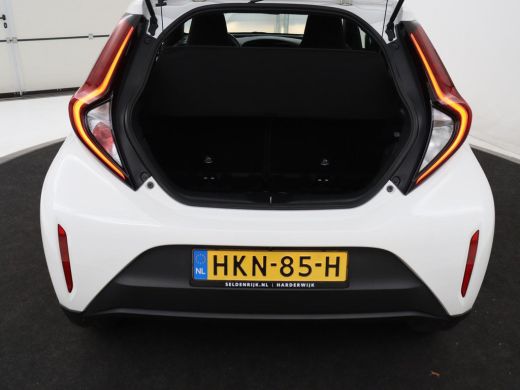 Toyota Aygo | 5-deurs | Adaptive cruise | Lane assist | Carplay | DAB | NAP 31.639km | Airco ActivLease financial lease