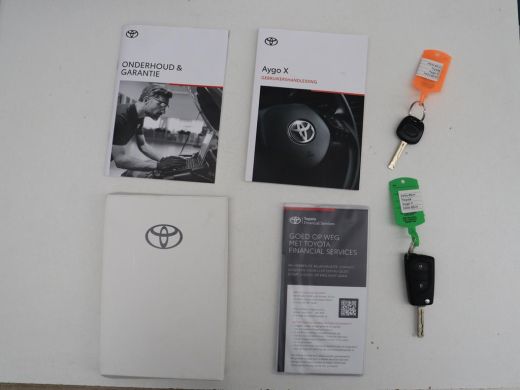 Toyota Aygo | 5-deurs | Adaptive cruise | Lane assist | Carplay | DAB | NAP 31.639km | Airco ActivLease financial lease