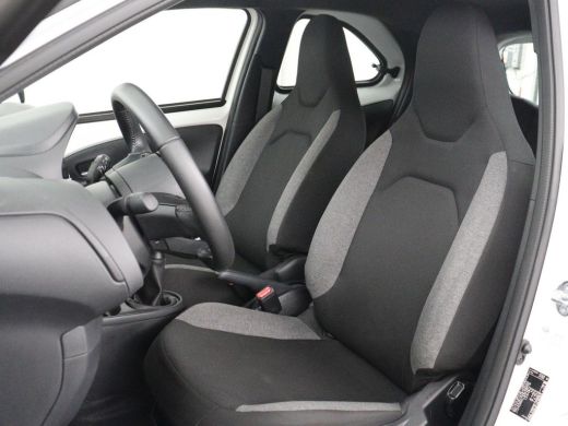 Toyota Aygo | 5-deurs | Adaptive cruise | Lane assist | Carplay | DAB | NAP 31.639km | Airco ActivLease financial lease