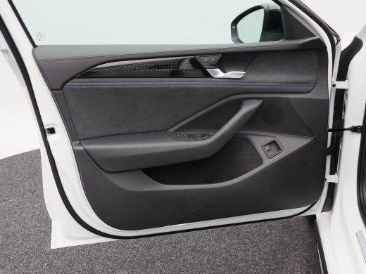 Volkswagen Passat Variant 1.5 eHybrid 272 Pk R-Line | Black Style | Stoel/Stuurverwarming | Panoramadak | 360 Camer... ActivLease financial lease