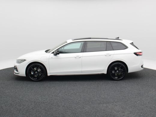 Volkswagen Passat Variant 1.5 eHybrid 272 Pk R-Line | Black Style | Stoel/Stuurverwarming | Panoramadak | 360 Camer... ActivLease financial lease