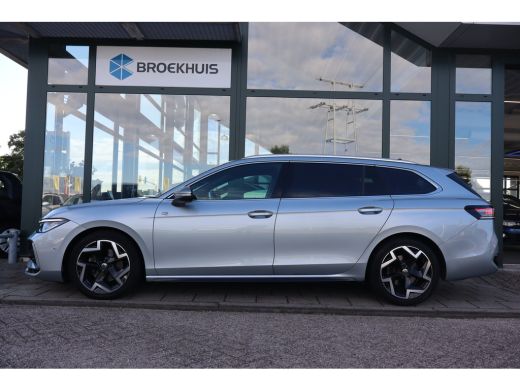 Volkswagen Passat Variant 1.5 eTSI R-Line Business | Achteruitrijcamera | Hill hold functie | Keyless start | Achte... ActivLease financial lease