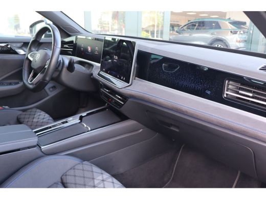 Volkswagen Passat Variant 1.5 eTSI R-Line Business | Achteruitrijcamera | Hill hold functie | Keyless start | Achte... ActivLease financial lease