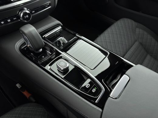 Volvo  V60 T6 AWD Plug-in Essential | Trekhaak | PDC V+A en camera | Stoel + Stuurverwarming | Extra getint ... ActivLease financial lease