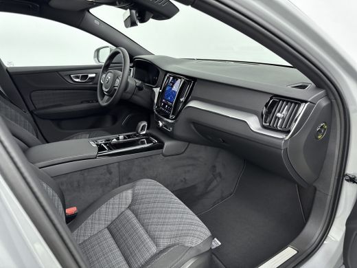 Volvo  V60 T6 AWD Plug-in Essential | Trekhaak | PDC V+A en camera | Stoel + Stuurverwarming | Extra getint ... ActivLease financial lease