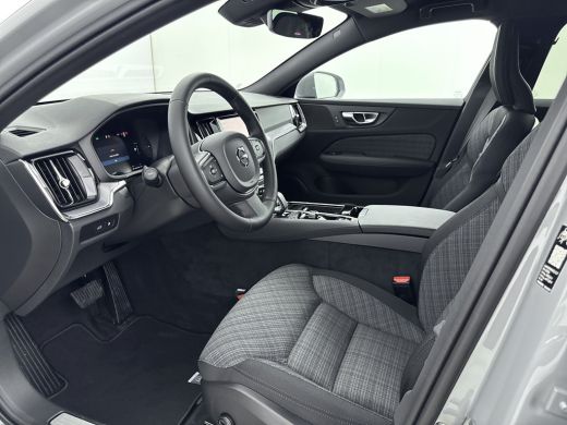 Volvo  V60 T6 AWD Plug-in Essential | Trekhaak | PDC V+A en camera | Stoel + Stuurverwarming | Extra getint ... ActivLease financial lease