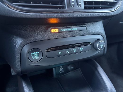 Ford Focus 1.0 EcoBoost Hybrid ST Line AUTOMAAT | STOEL, STUUR &VOORRUITVERWARMING| CLIMATE CONTROL| PARKEER... ActivLease financial lease