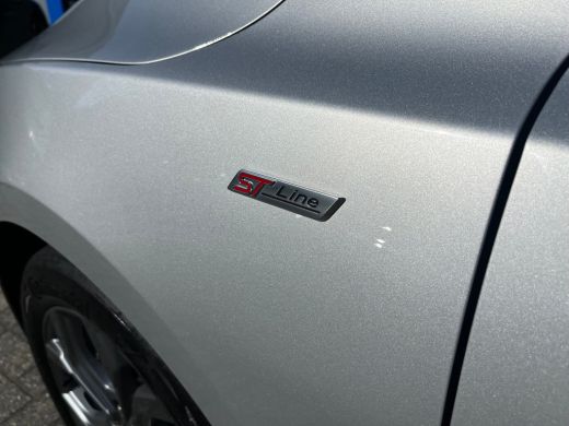 Ford Focus 1.0 EcoBoost Hybrid ST Line AUTOMAAT | STOEL, STUUR &VOORRUITVERWARMING| CLIMATE CONTROL| PARKEER... ActivLease financial lease