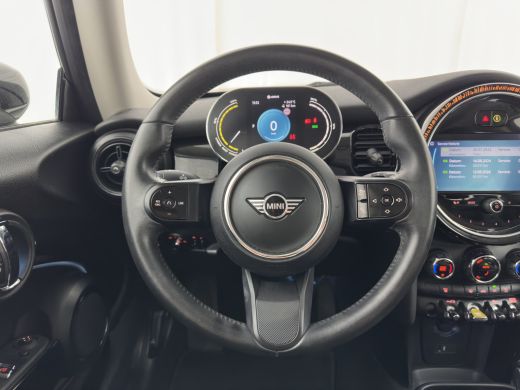 Mini Electric MINI Yours 33 kWh [3-Fase-11kW] {Soh-96%} (INCL.BTW) Aut. *HEAT-PUMP | LEATHER-FABRIC | FULL-LED ... ActivLease financial lease