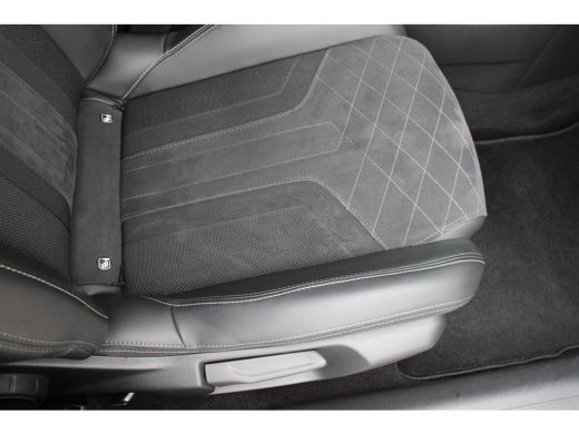 Peugeot 208 1.2 PureTech 130pk EAT8 GT Pack | Automaat | Navigatie | Camera | Alcantara | Stoelverwarming | F... ActivLease financial lease