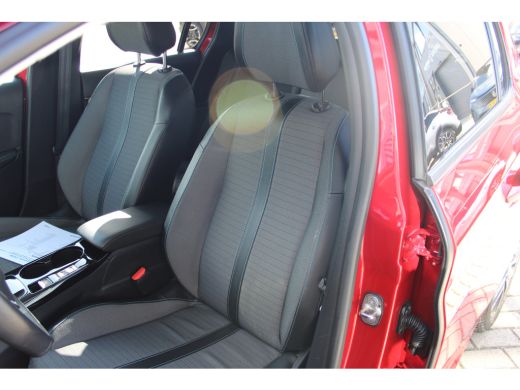 Peugeot 208 1.2 PureTech Allure Pack Automaat Navigatie | Trekhaak | Cruise Control | Climate Control ActivLease financial lease