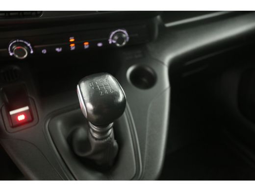 Peugeot Partner 1.5 BlueHDi 102PK | 3 Zits | Airco | Camera | Cruise | Trekhaak | Navi | Carplay ActivLease financial lease