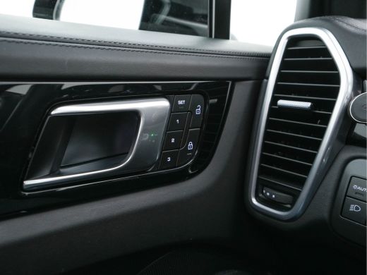 Porsche Cayenne 3.0 E-Hybrid AWD (Plug-in) {SoH-100%} (INCL-BTW) *PANO | LEATHER | FULL-LED | SPORTCHRONO | MEMOR... ActivLease financial lease