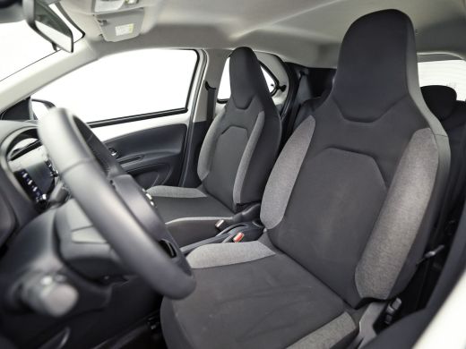 Toyota Aygo 1.0 VVT-i MT Play (APPLE CARPLAY, NAVIGATIE, ADAPTIVE CRUISE, SPORTSTOELEN, LANE ASSIST, CAMERA, ... ActivLease financial lease