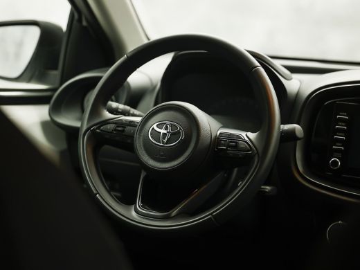 Toyota Aygo 1.0 VVT-i MT Play (APPLE CARPLAY, NAVIGATIE, ADAPTIVE CRUISE, SPORTSTOELEN, LANE ASSIST, CAMERA, ... ActivLease financial lease