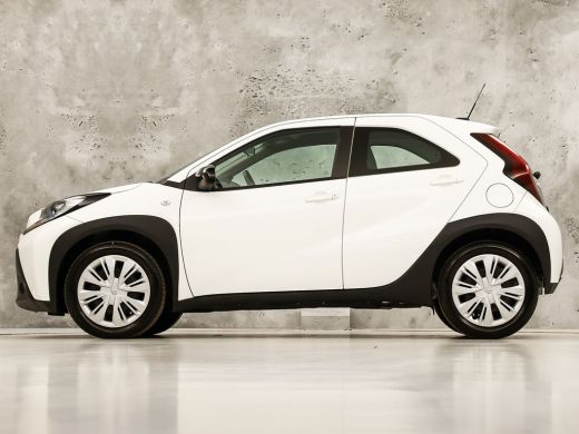 Toyota Aygo 1.0 VVT-i MT Play (APPLE CARPLAY, NAVIGATIE, ADAPTIVE CRUISE, SPORTSTOELEN, LANE ASSIST, CAMERA, ... ActivLease financial lease