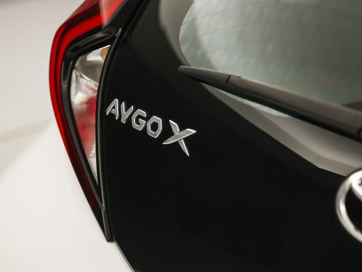 Toyota Aygo 1.0 VVT-i MT Play (APPLE CARPLAY, NAVIGATIE, ADAPTIVE CRUISE, SPORTSTOELEN, LANE ASSIST, CAMERA, ... ActivLease financial lease