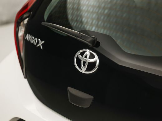 Toyota Aygo 1.0 VVT-i MT Play (APPLE CARPLAY, NAVIGATIE, ADAPTIVE CRUISE, SPORTSTOELEN, LANE ASSIST, CAMERA, ... ActivLease financial lease