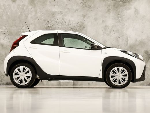 Toyota Aygo 1.0 VVT-i MT Play (APPLE CARPLAY, NAVIGATIE, ADAPTIVE CRUISE, SPORTSTOELEN, LANE ASSIST, CAMERA, ... ActivLease financial lease