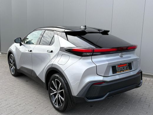 Toyota C-HR 1.8 Hybrid 140PK First Edition Bi-Tone/Winter-pack/Gr.-navigatie/Elektr.klep/Camera/Adapt.-cruise ActivLease financial lease
