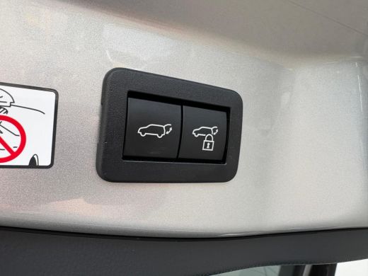 Toyota C-HR 1.8 Hybrid 140PK First Edition Bi-Tone/Winter-pack/Gr.-navigatie/Elektr.klep/Camera/Adapt.-cruise ActivLease financial lease