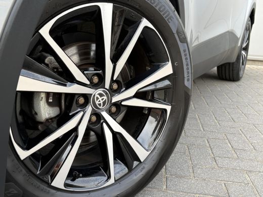 Toyota C-HR 1.8 Hybrid 140PK First Edition Bi-Tone/Winter-pack/Gr.-navigatie/Elektr.klep/Camera/Adapt.-cruise ActivLease financial lease