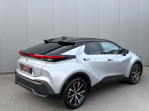 Toyota C-HR 1.8 Hybrid 140PK First Edition Bi-Tone/Winter-pack/Gr.-navigatie/Elektr.klep/Camera/Adapt.-cruise ActivLease financial lease