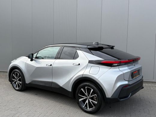 Toyota C-HR 1.8 Hybrid 140PK First Edition Bi-Tone/Winter-pack/Gr.-navigatie/Elektr.klep/Camera/Adapt.-cruise ActivLease financial lease
