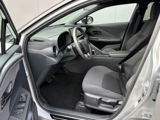 Toyota C-HR 1.8 Hybrid 140PK First Edition Bi-Tone/Winter-pack/Gr.-navigatie/Elektr.klep/Camera/Adapt.-cruise ActivLease financial lease