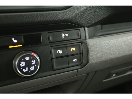 Volkswagen Crafter 2.0 TDI L3H3 141PK | 3000KG Trekgew. | Airco | Camera | 3 Zits | Trekhaak | Carplay | Parkeersens. ActivLease financial lease