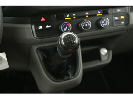 Volkswagen Crafter 2.0 TDI L3H3 141PK | 3000KG Trekgew. | Airco | Camera | 3 Zits | Trekhaak | Carplay | Parkeersens. ActivLease financial lease