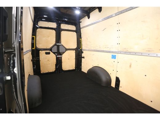 Volkswagen Crafter 2.0 TDI L3H3 141PK | 3000KG Trekgew. | Airco | Camera | 3 Zits | Trekhaak | Carplay | Parkeersens. ActivLease financial lease