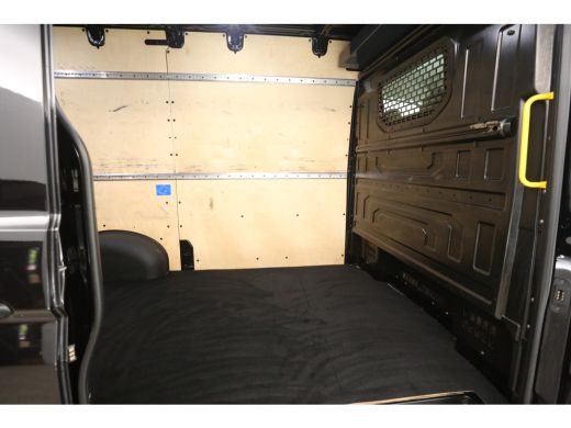 Volkswagen Crafter 2.0 TDI L3H3 141PK | 3000KG Trekgew. | Airco | Camera | 3 Zits | Trekhaak | Carplay | Parkeersens. ActivLease financial lease