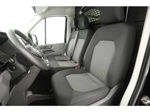Volkswagen Crafter 2.0 TDI L3H3 141PK | 3000KG Trekgew. | Airco | Camera | 3 Zits | Trekhaak | Carplay | Parkeersens. ActivLease financial lease