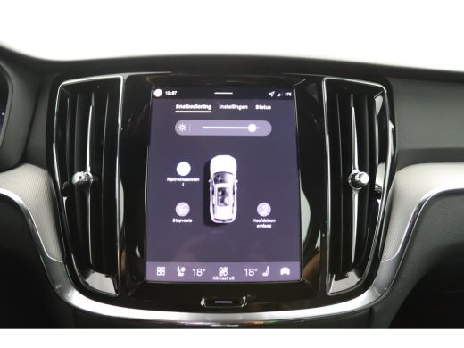 Volvo  V60 T8 Plug-in hybrid AWD Plus Dark | Stoelverwarming | 360 Camera | Voorruitverwarming | Harman\Kard... ActivLease financial lease