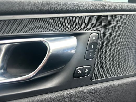 Volvo  XC60 2.0 B5 Momentum Business | Memory | Trekhaak | Standkachel | Pilot Assist | Stoel- & stuurverwarm... ActivLease financial lease