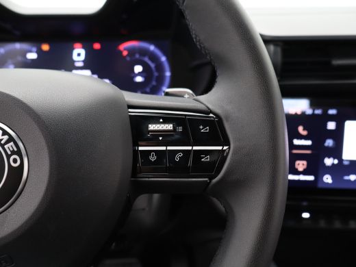 Alfa Romeo Junior Hybrid Ibrida 145 EDCS6 Navi | Apple Carplay | Cruise Control | LED Koplampen | Lichtmetalen velg... ActivLease financial lease