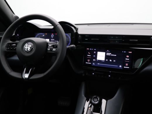 Alfa Romeo Junior Hybrid Ibrida 145 EDCS6 Navi | Apple Carplay | Cruise Control | LED Koplampen | Lichtmetalen velg... ActivLease financial lease