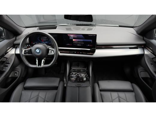 BMW 5 Serie Touring 530e 299pk M-SPORT Pro | 360 Camera | Leder | Trekhaak | Harman/Kardon | Adaptive Cruise ... ActivLease financial lease