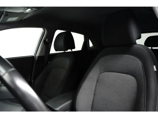 Hyundai Kona Comfort 64 kWh | Achterbank in delen neerklapbaar | Achteruitrijcamera | Airco (automatisch) ActivLease financial lease