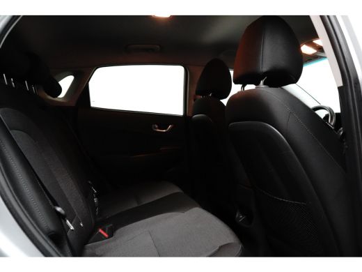 Hyundai Kona Comfort 64 kWh | Achterbank in delen neerklapbaar | Achteruitrijcamera | Airco (automatisch) ActivLease financial lease