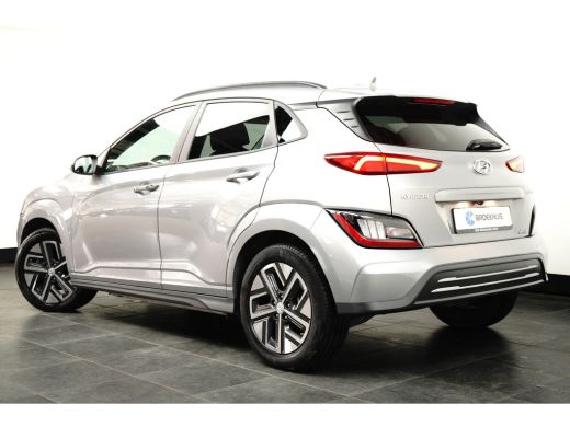 Hyundai Kona Comfort 64 kWh | Achterbank in delen neerklapbaar | Achteruitrijcamera | Airco (automatisch) ActivLease financial lease